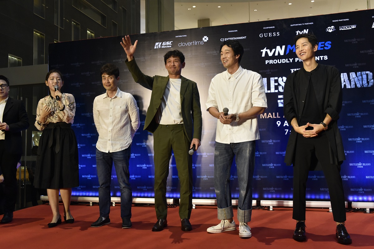 tvN Movies The stars greeted 10,000 fans who flooded the entrance of Pavilion mall last week.
